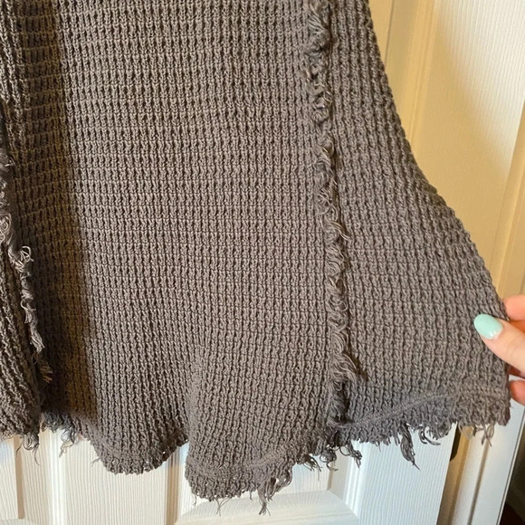 Elan High-Low Cold Shoulder Distressed Slouchy Sweater in Gray Size Small - Picture 3 of 7